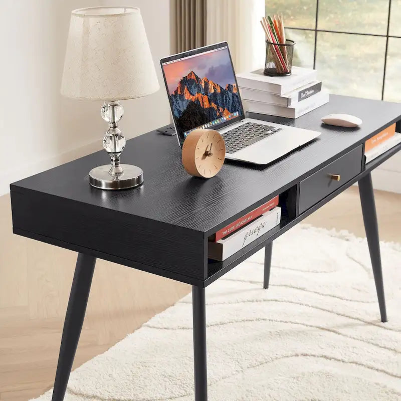 Bureau d'écriture noyer / noir mi-siècle avec tiroirs, ports USB et prise de courant, 1 personne