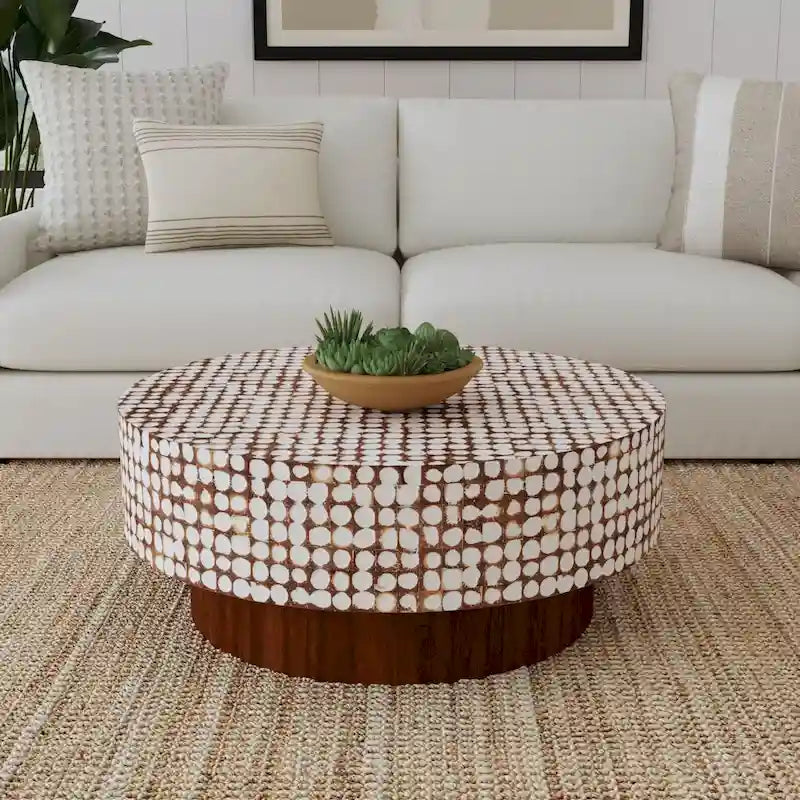 Table basse ronde incrustée de coquilles de noix de coco – Blanc / Naturel, 2 à 4 places