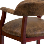 Fauteuil de capitaine traditionnel marron avec clous décoratifs et roulettes, simple