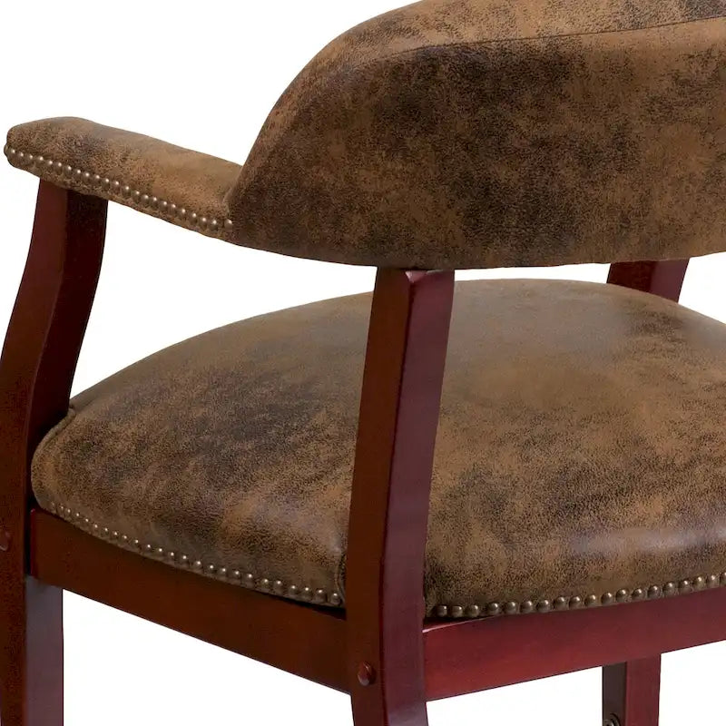 Fauteuil de capitaine traditionnel marron avec clous décoratifs et roulettes, simple